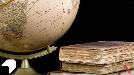 wereldbol en boeken