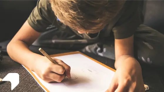 Jongen die aan het schrijven is
